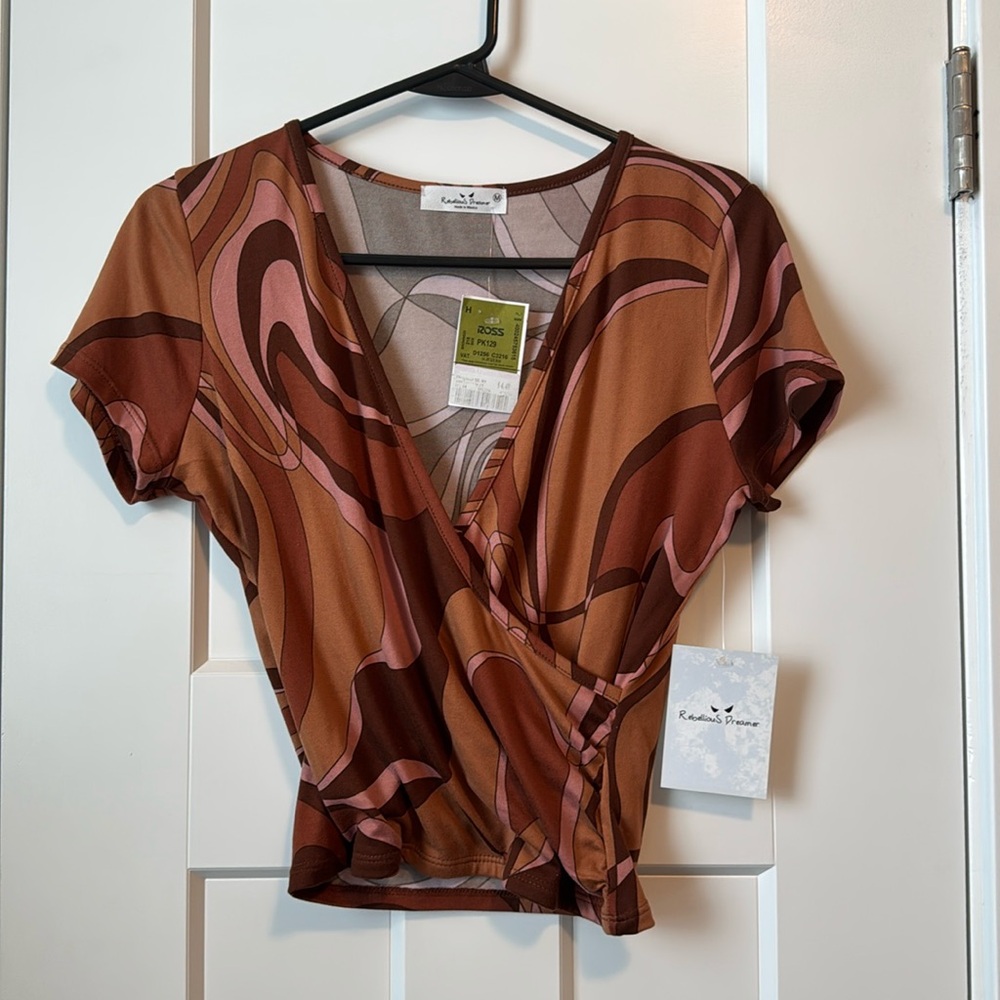 70s inspired top. Excellent condition never worn. Tags still on. Size Medium